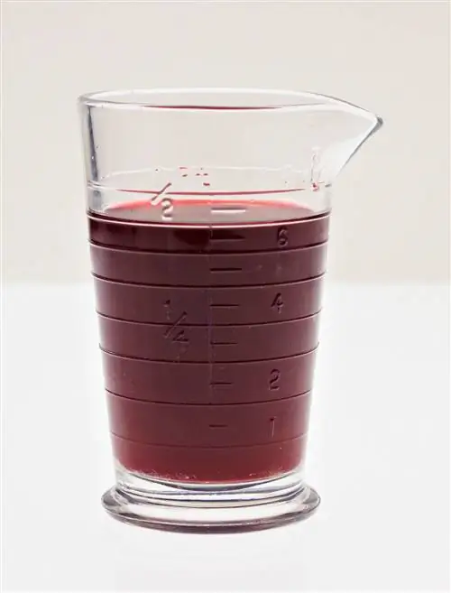 гранатовый сок в мерном стакане