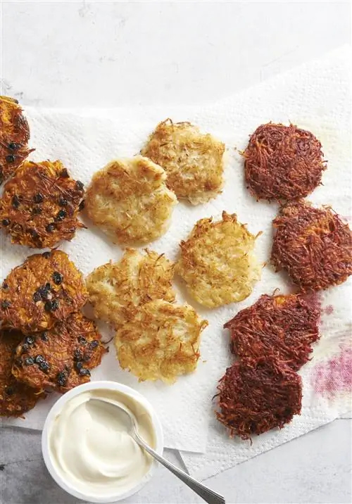 латке из сладкого картофеля и смородины с соусом