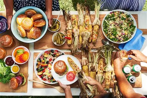 четвертого июля бургерная вечеринка стол с гамбургерами и кукурузой