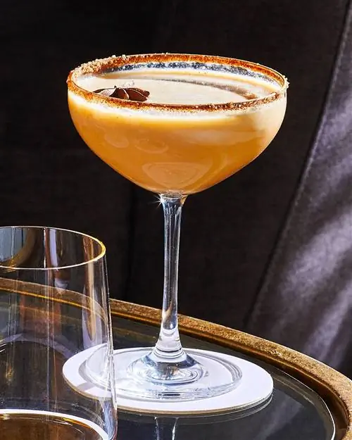 Коктейль Pumpkin Brandy Alexander в коротком бокале купе