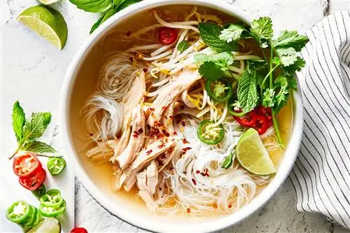 остатки фо из индейки в миске с гарниром из трав