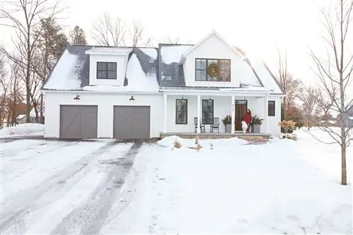 Дом со снегом и нежными праздничными украшениями