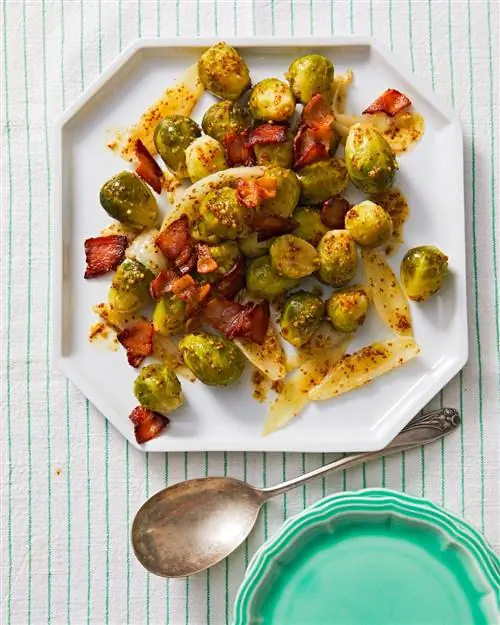 Скороварка с кленовым беконом и брюссельской капустой