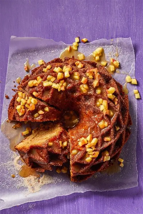 Яблочный кленовый пирог Bundt с кленово-карамельным соусом
