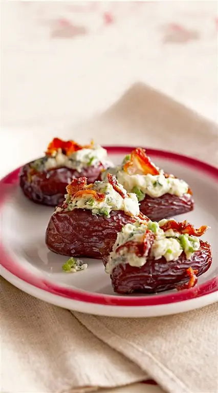 Финики с начинкой из бекона и сыра