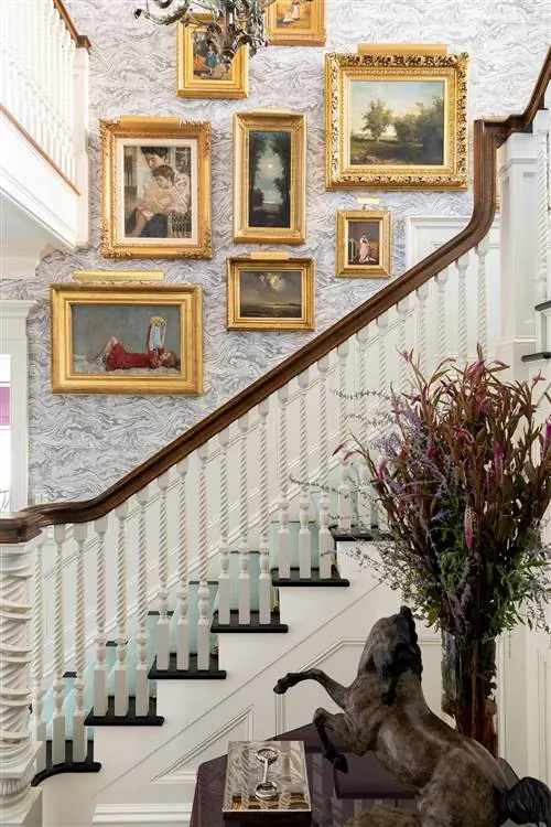 лестница в золотых рамах фигура лошади