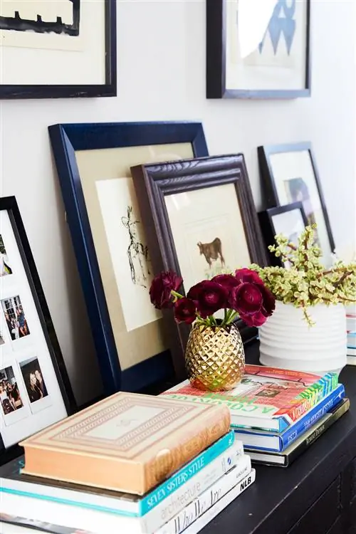 книги и картины на столе