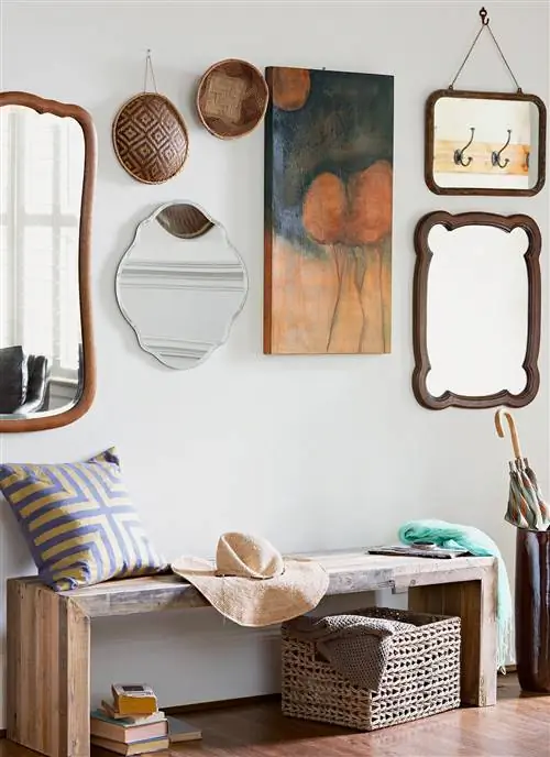 несколько форм зеркал на стене