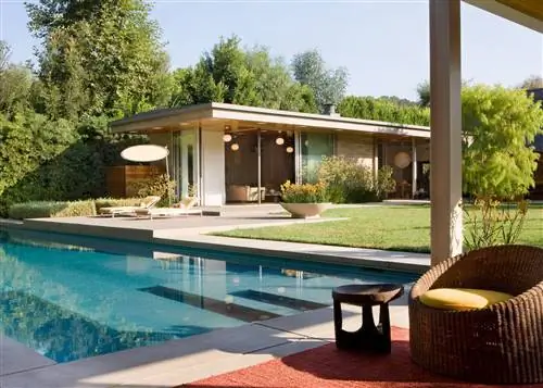 Дом в стиле середины века с бассейном и крытым патио