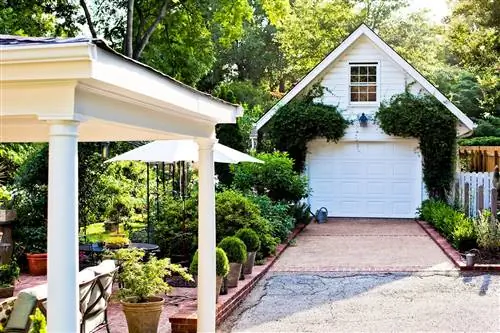 Белый гараж, увитый виноградными лозами