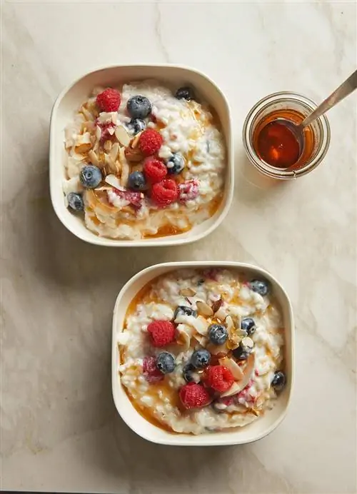 Кокосово-рисовый пудинг с ягодами в мультиварке или скороварке