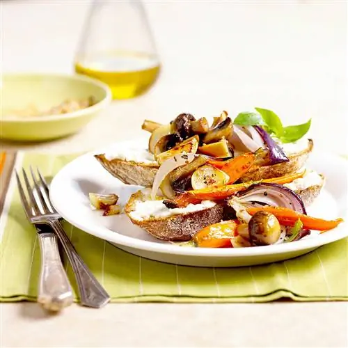 Овощи на сковороде с сыром