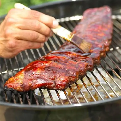 маринованные ребра с соусом барбекю на гриле