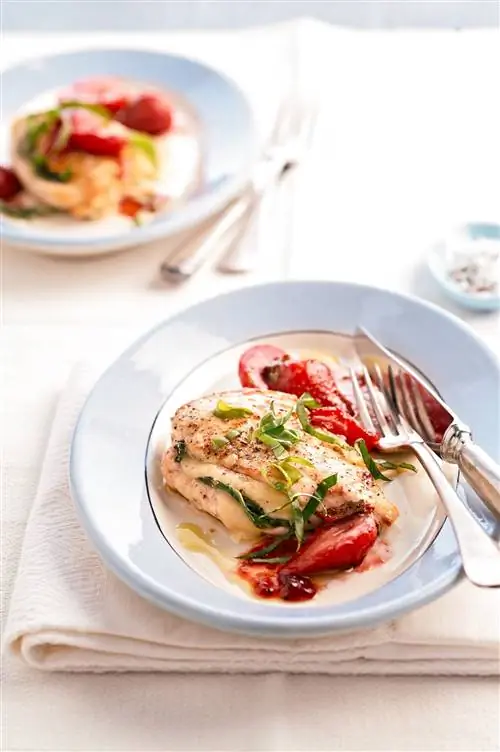 Курица, фаршированная пармезаном, топленая клубника
