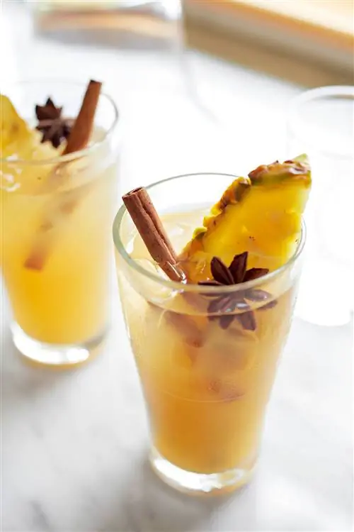 Коктейль из глинтвейна и ананаса