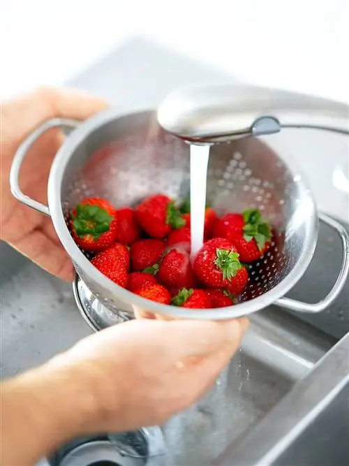 промывание клубники в дуршлаге