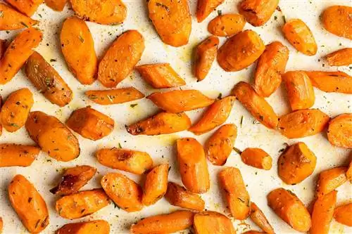 жареная морковь на противне