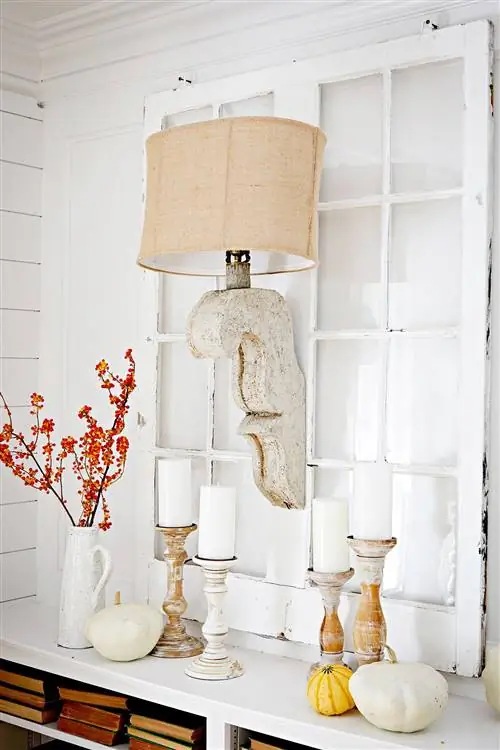 Оформление окна лампой, свечами