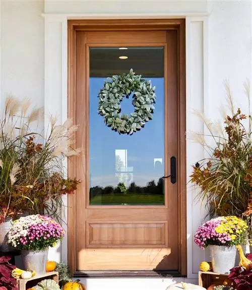 дверь со стеклянным стеклом и небольшим осенним венком