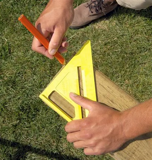 разметка дерева карандашом и желтым угольником