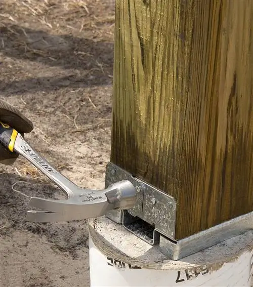 забить крепежный элемент в анкерную стойку