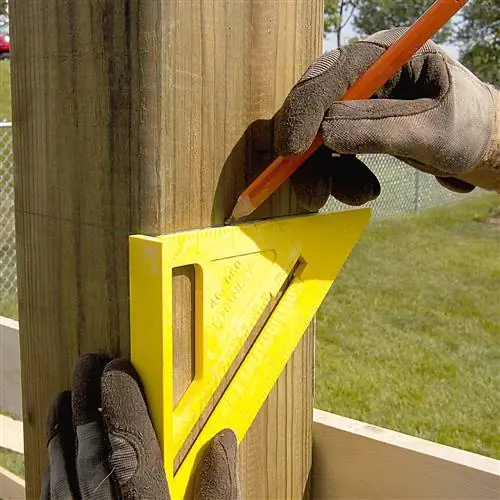 разметка линии разреза на стойке с помощью угольника скорости