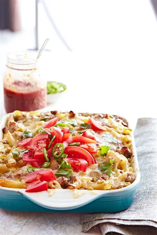 Острые макароны с сыром и колбасой