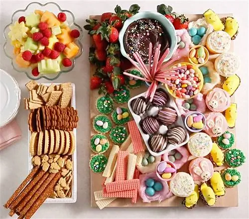 Пасхальная десертная доска с фруктами, печеньем, кексами и печеньем