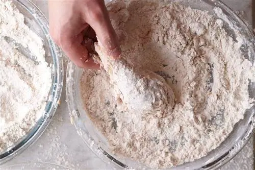 обвалять куриные ножки в мучной смеси