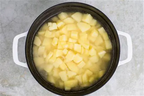 нарезанный и сваренный картофель в воде для варки