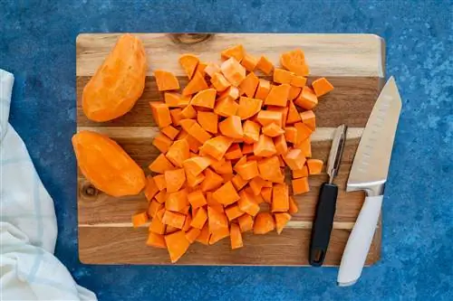 нарезанный сладкий картофель на разделочной доске