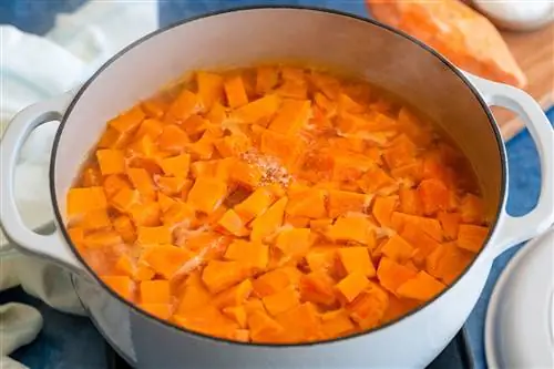 нарезанный сладкий картофель, приготовленный в голландской печи