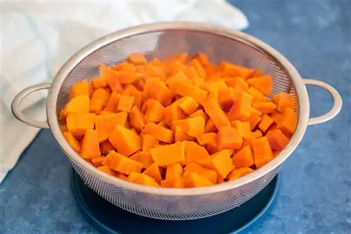 приготовленный сладкий картофель откинуть на дуршлаг