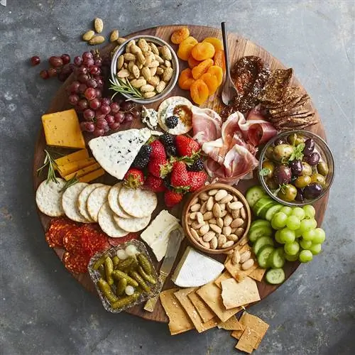 миндаль, клубника и многое другое на мясной тарелке