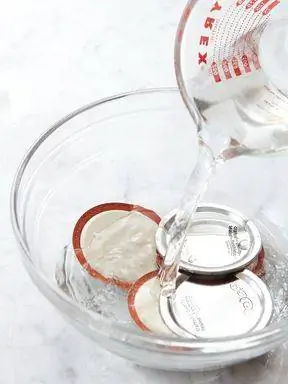 кипяток заливают консервными крышками