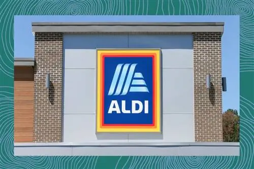 Витрина магазина Aldi с сине-зеленой графической накладкой