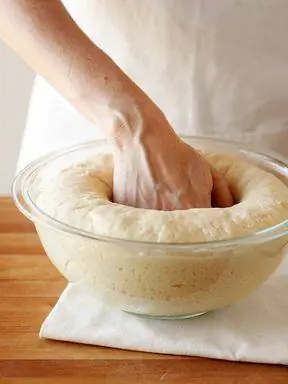 пробивать тесто кулаком