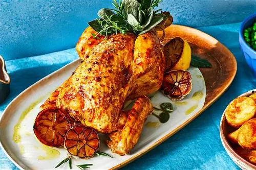 жареная курица на тарелке