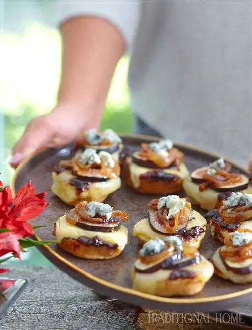 бриошь с сыром, инжиром и луком