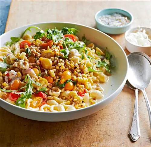 Orecchiette в кремовой кукурузе с увядшими помидорами и рукколой