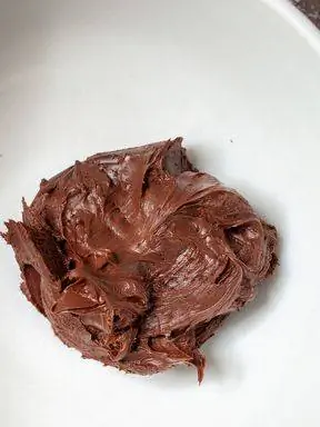 шоколадная глазурь в миске