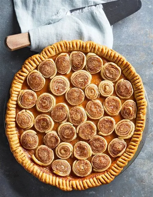 Сладкий картофельный пирог с булочками с корицей