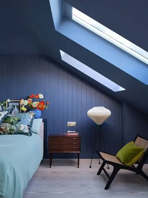 Новые цвета краски от Farrow & Ball - Wine Dark blue в спальне
