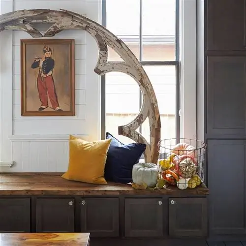 деревенская осенняя домашняя скамейка с тыквенной корзиной