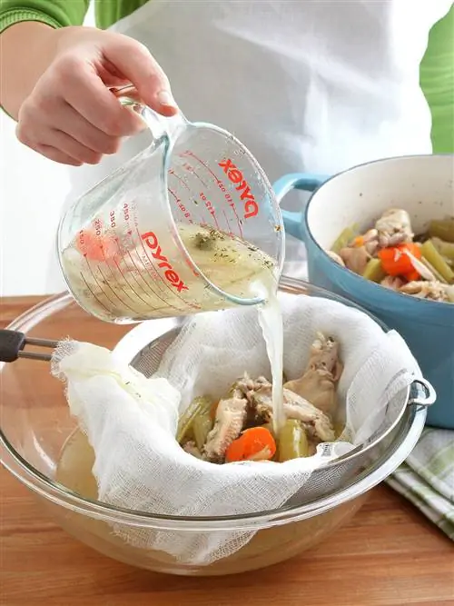 разделение бульона мерным стаканом из марли как