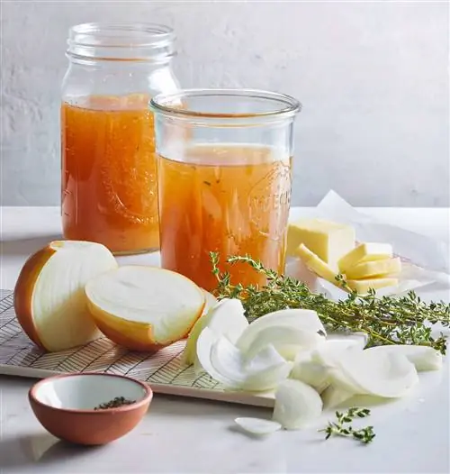 банки бульона с нарезанным луком и зеленью