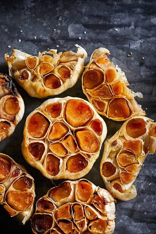 Жареный чеснок на темно-сером фоне