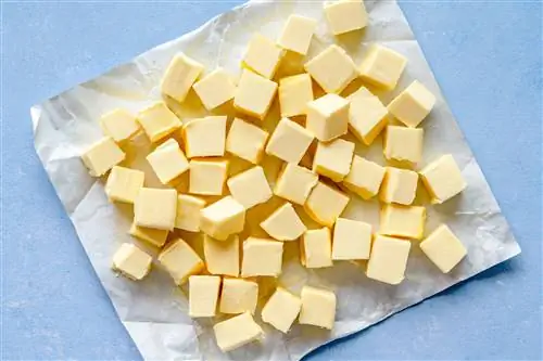 сливочное масло нарезать кубиками