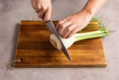 отрезать конец корня фенхеля