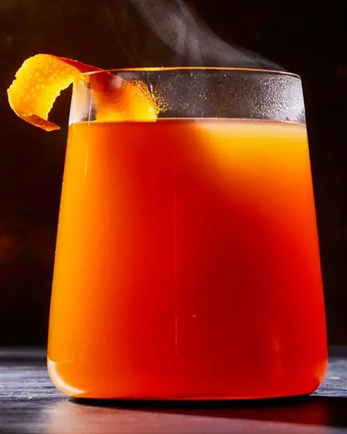 Яблочный сидр Hot Spiced в прозрачном стекле с апельсиновой цедрой